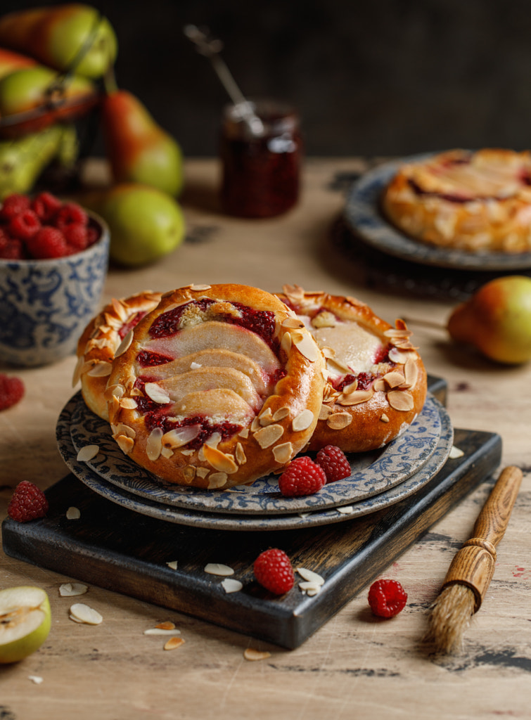 Cheesecakes with frangipane, raspberry and pears by Kristina Shavratskaya on 500px.com