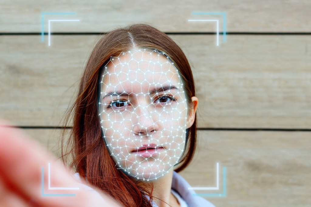 AI kimlik doğrulama biyometrisi sırasında genç kadın yüzü.  Anna Derzhina tarafından 500px.com'da