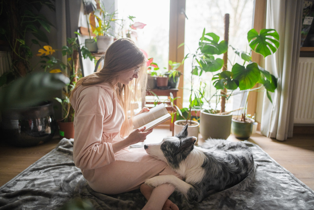 Young women spending cozy morning by Iza ?yso? on 500px.com