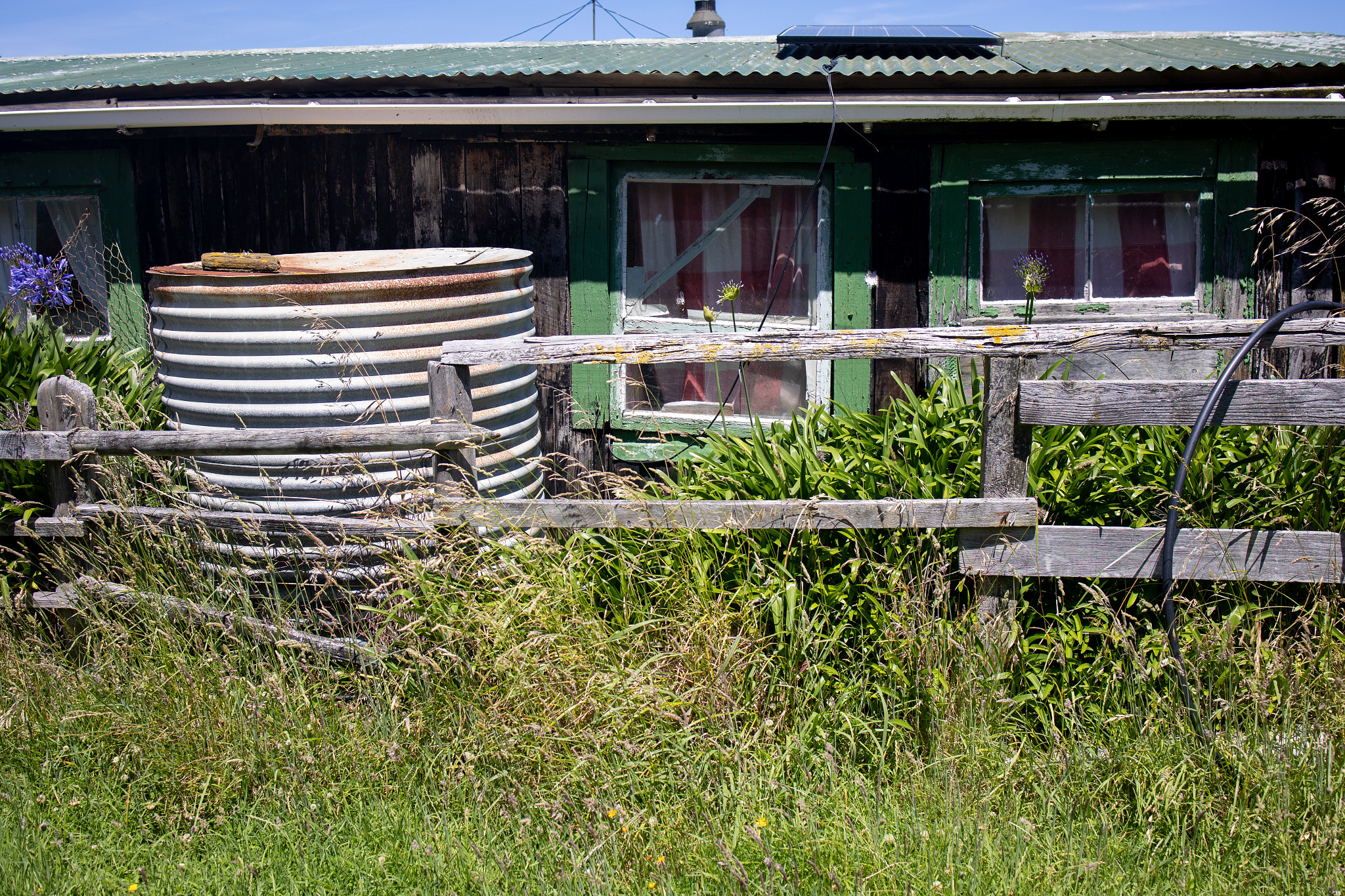 Holiday bach garden with watertank