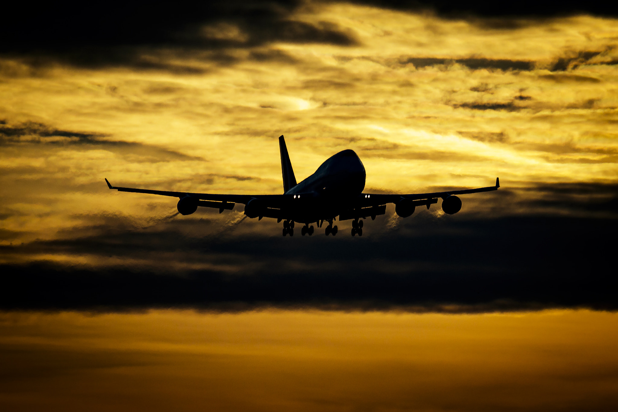 Boeing 747 sunrise landing