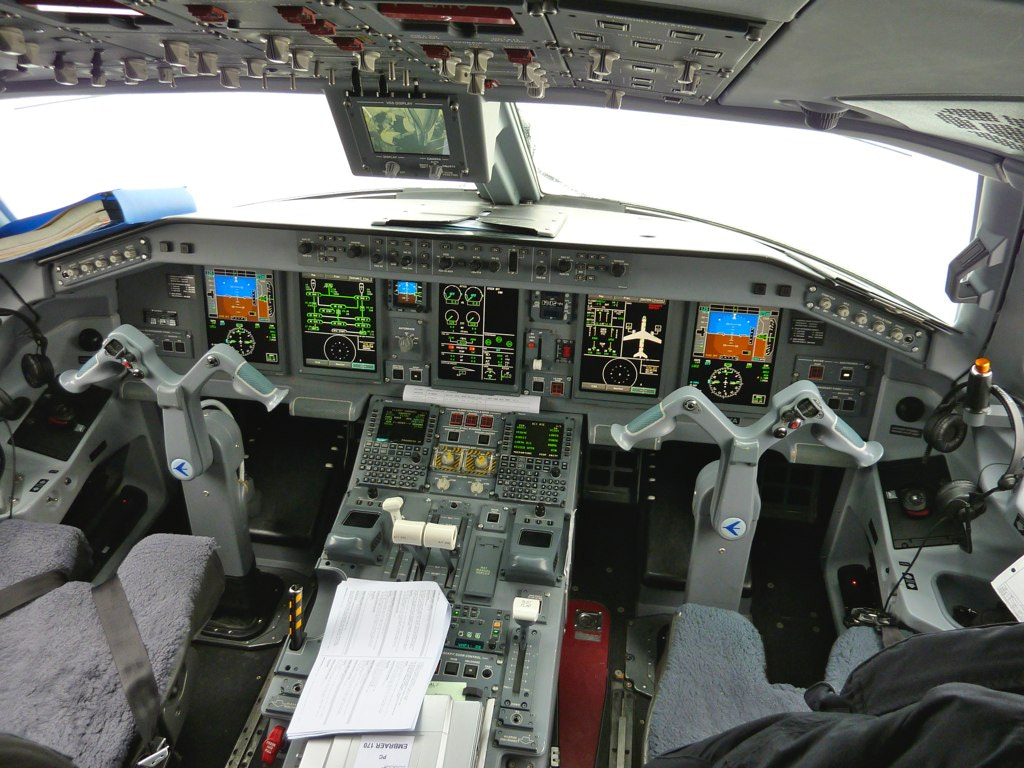 Cockpit of the Embraer E-Jet
