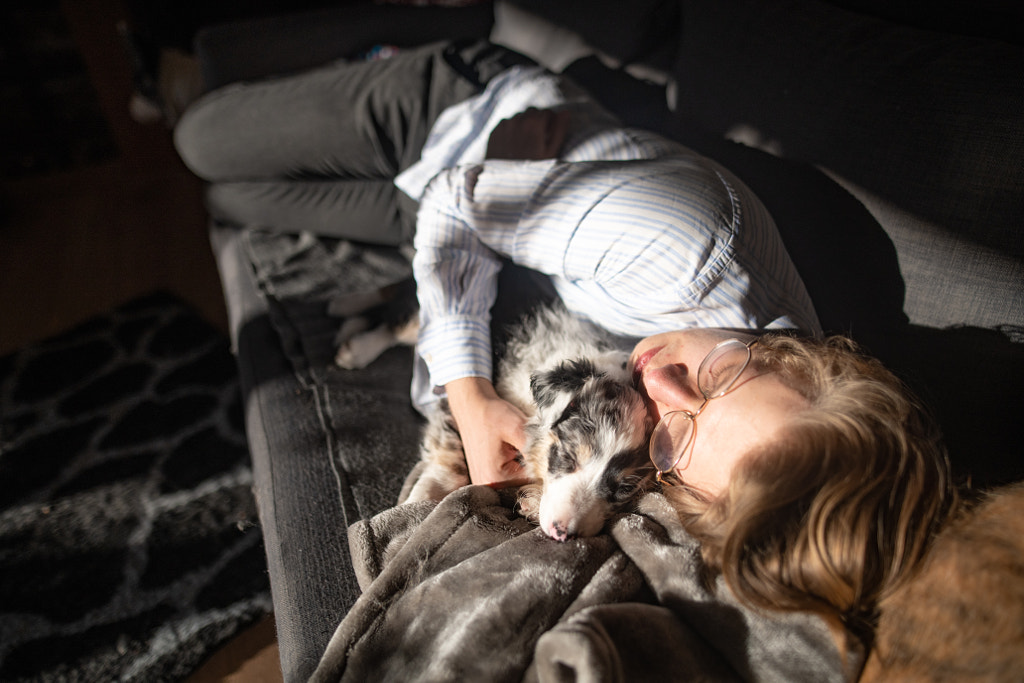 Les jeunes hommes au cours d'une sieste avec un chiot par Iza ?yso ?  sur 500px.com