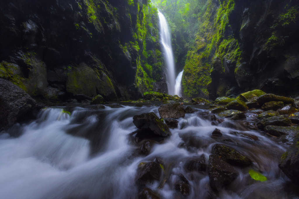 Thunder and lightning falls by Dylan Toh & Marianne Lim / 500px