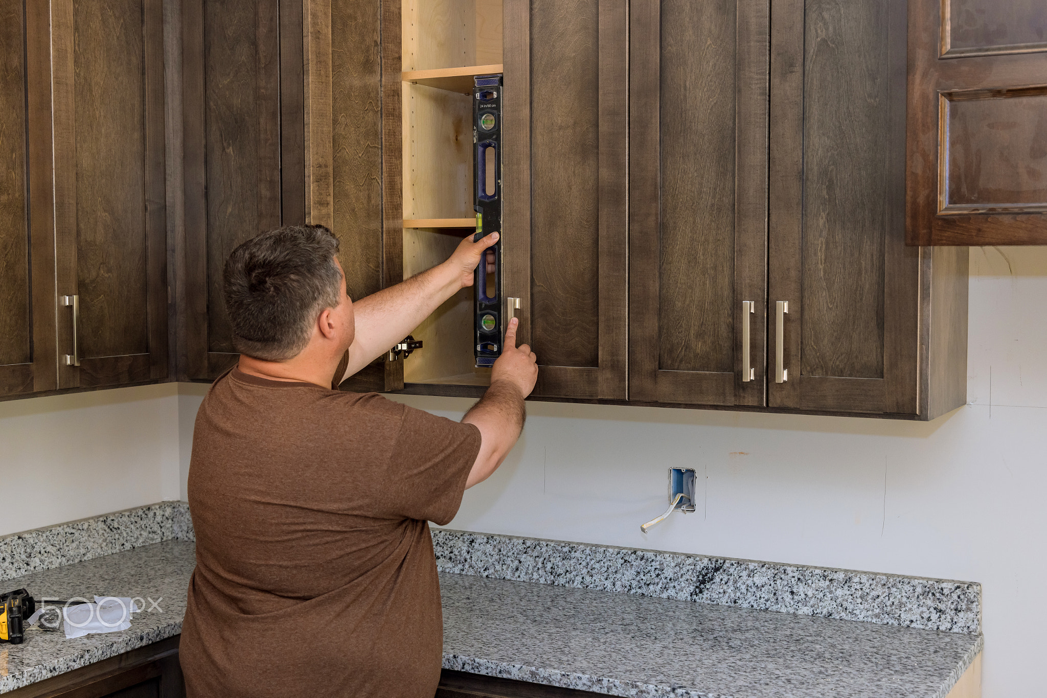 Checks level of adjusting the correct installation of the cabinet