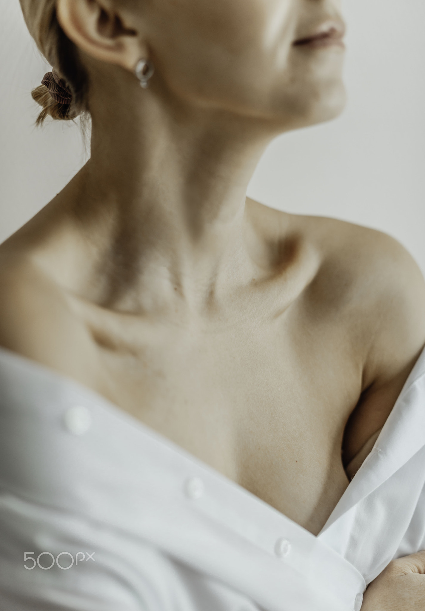 Close-up of a young woman's neck, collarbone, chest. Lines on the neck