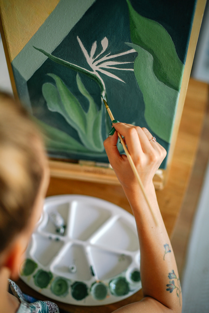 Femme peignant avec de la peinture à l'huile par Olha Dobosh sur 500px.com