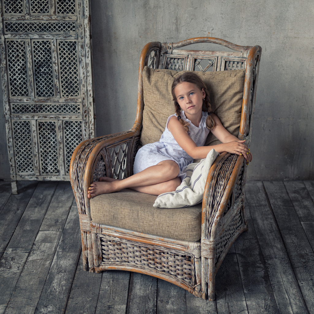 Vasilisa on an armchair by Ilya Bandorin on 500px.com