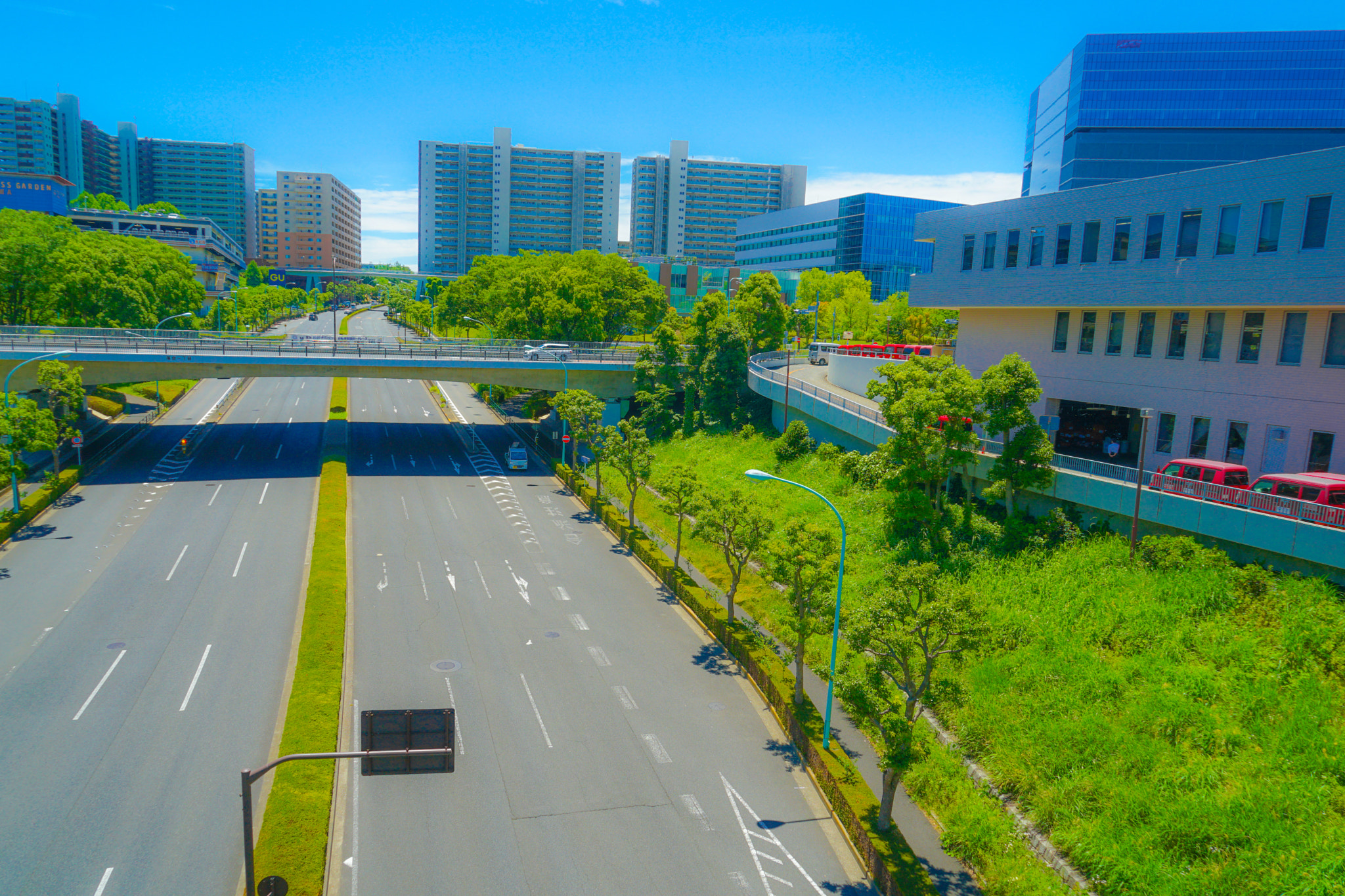 Quarter of the early summer of Tama Center