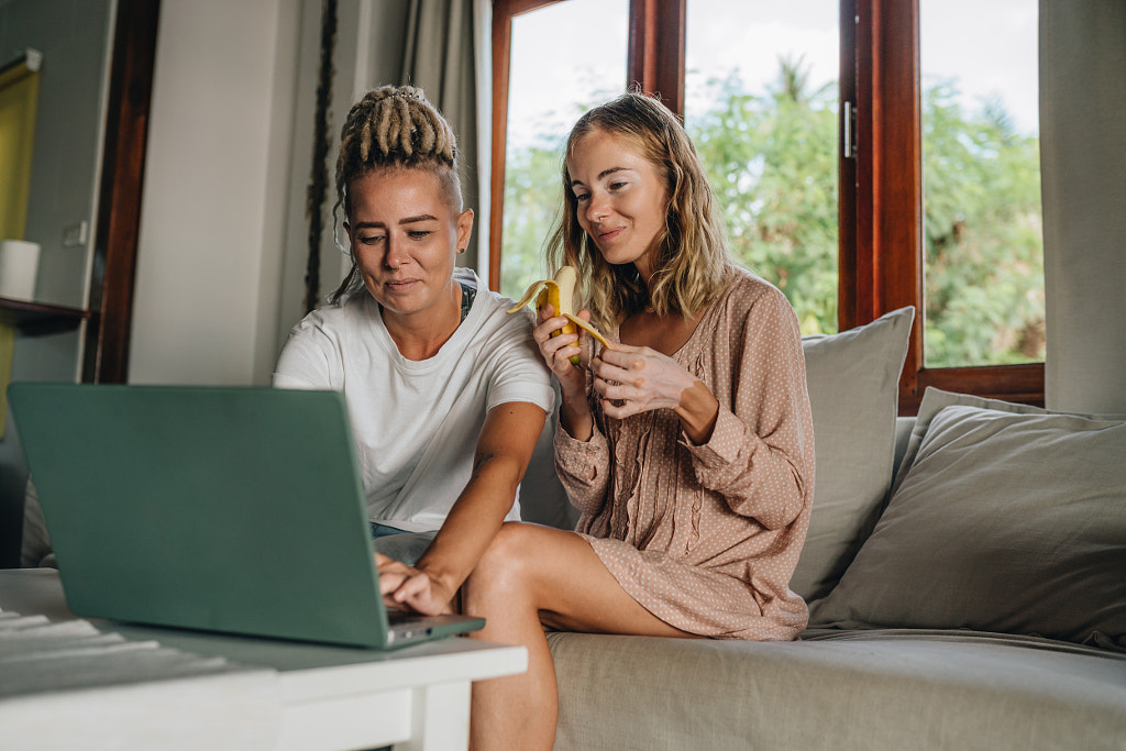 A female couple spending time together by Natalie Zotova on 500px.com