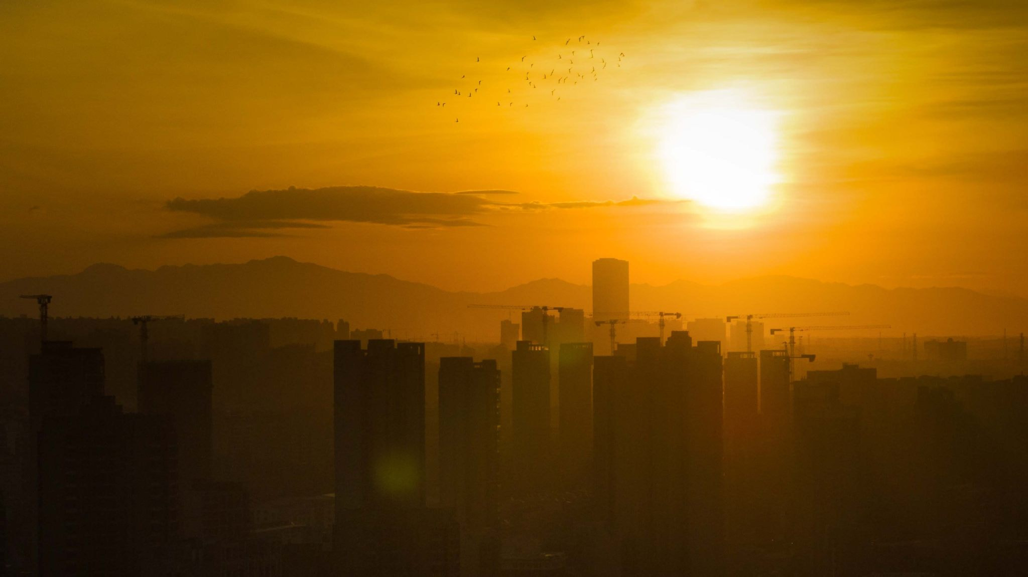 夕阳西下的天空衬托出建筑物的轮廓by 失与忆| 500px, image size:2048x1150