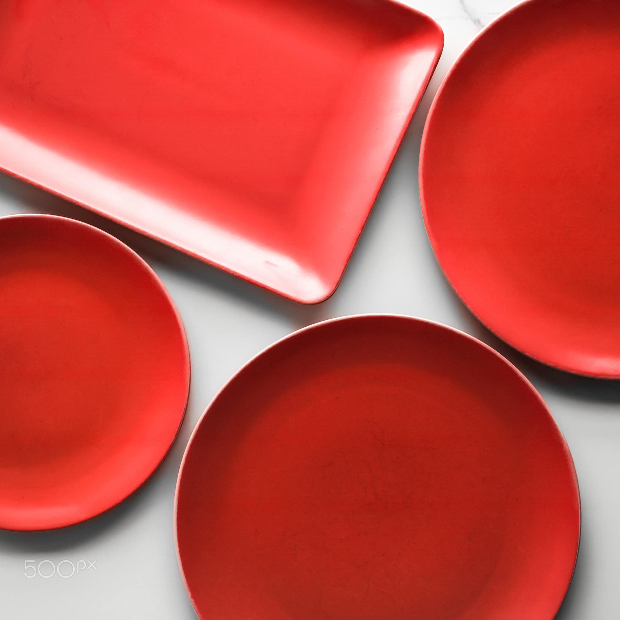empty red plate on marble - recipe and restaurant mockup flatlay