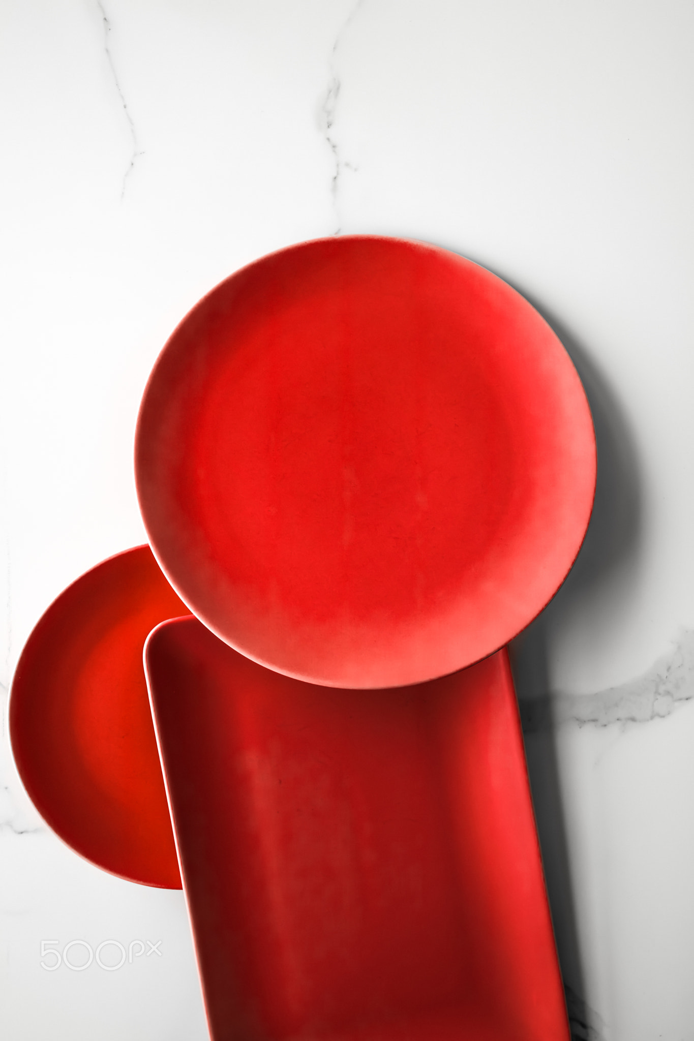 empty red plate on marble - recipe and restaurant mockup flatlay