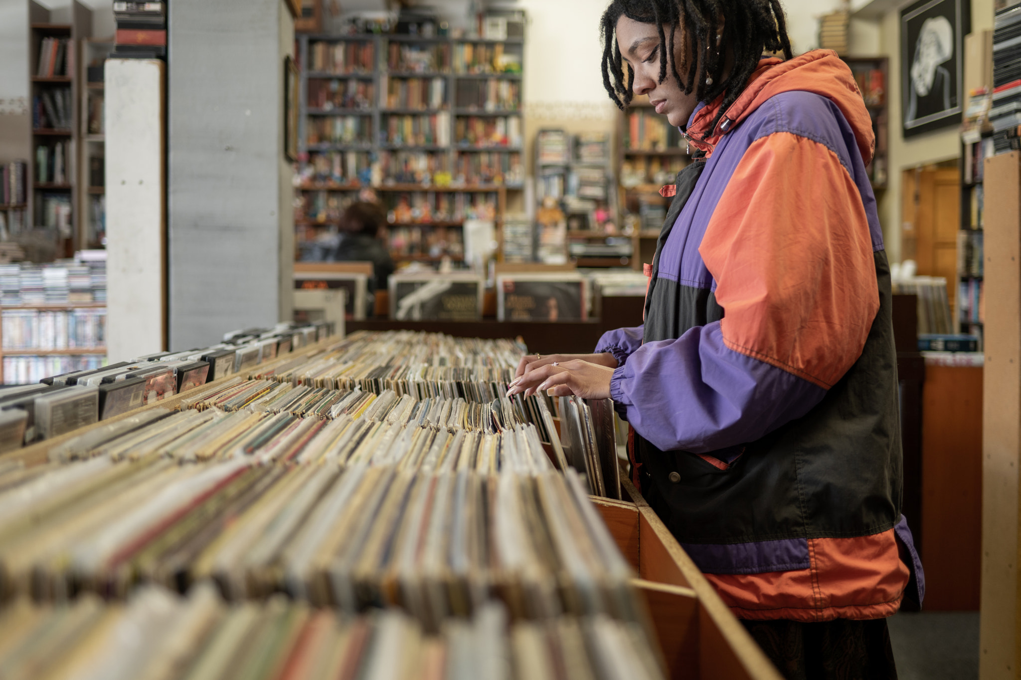close-up-shot-of-woman-searching-through-vinyl-records-by-rushay