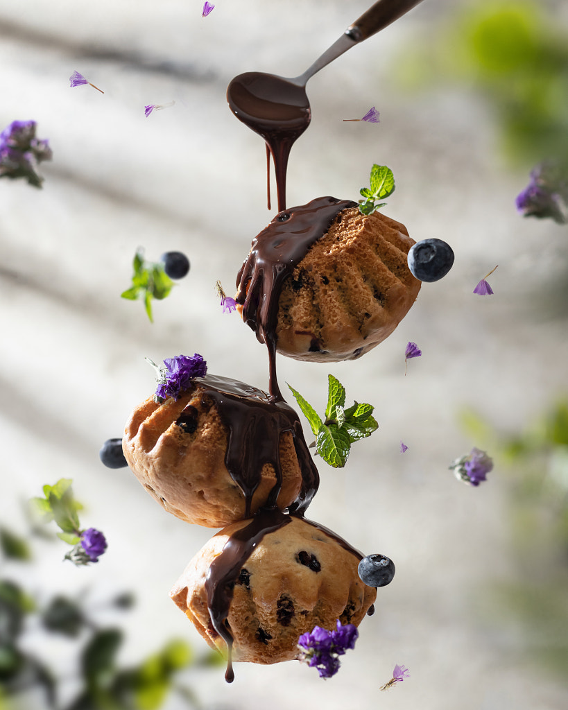 Muffins aux raisins secs délicieux en lévitation avec du chocolat et des baies par Hanna Hafarava sur 500px.com