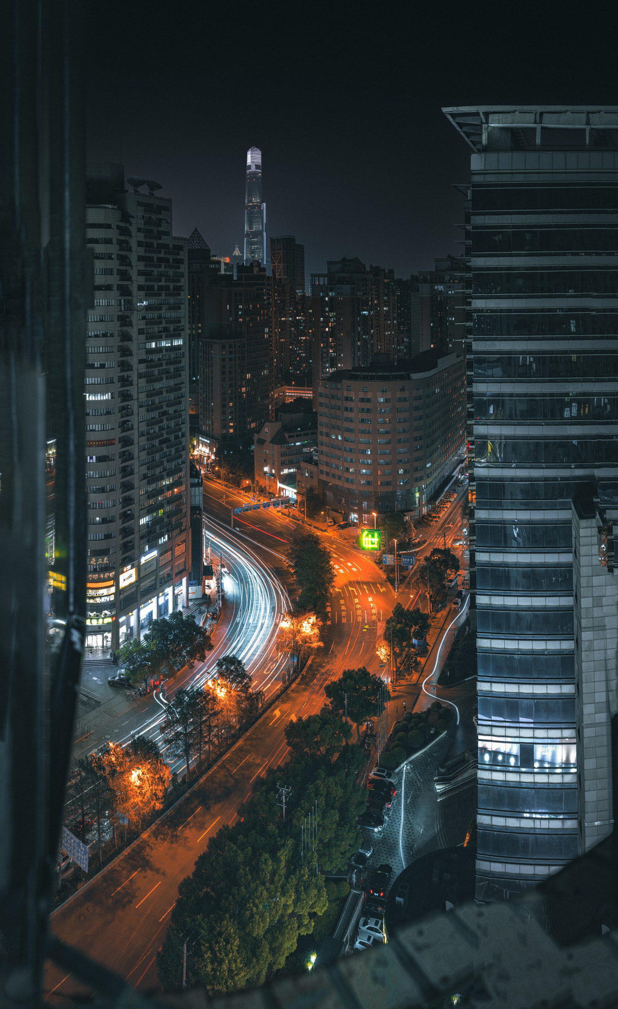 城市夜晚，车水马龙