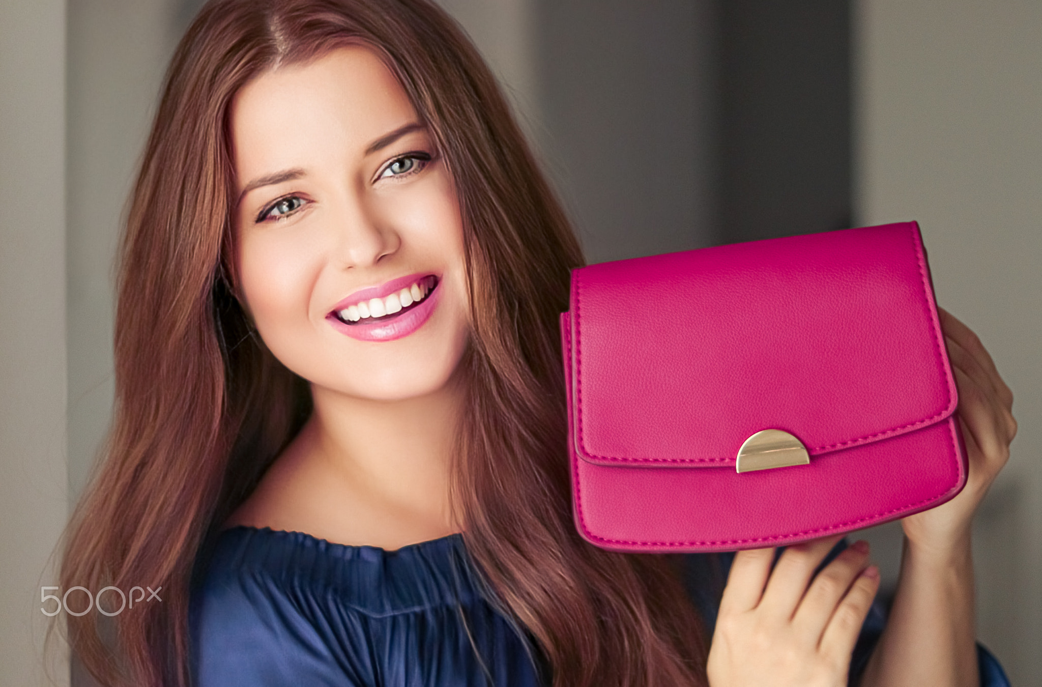 Fashion and accessories, happy beautiful woman holding small pink
