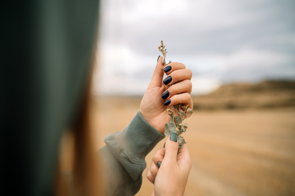 Gros plan d'une femme tenant un porte-clés par Olha Dobosh sur 500px.com