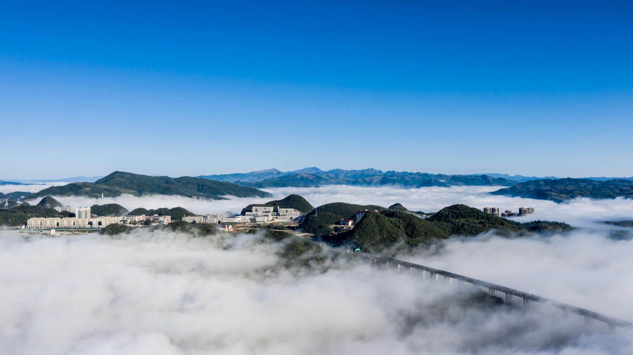 云雾中的都香高速