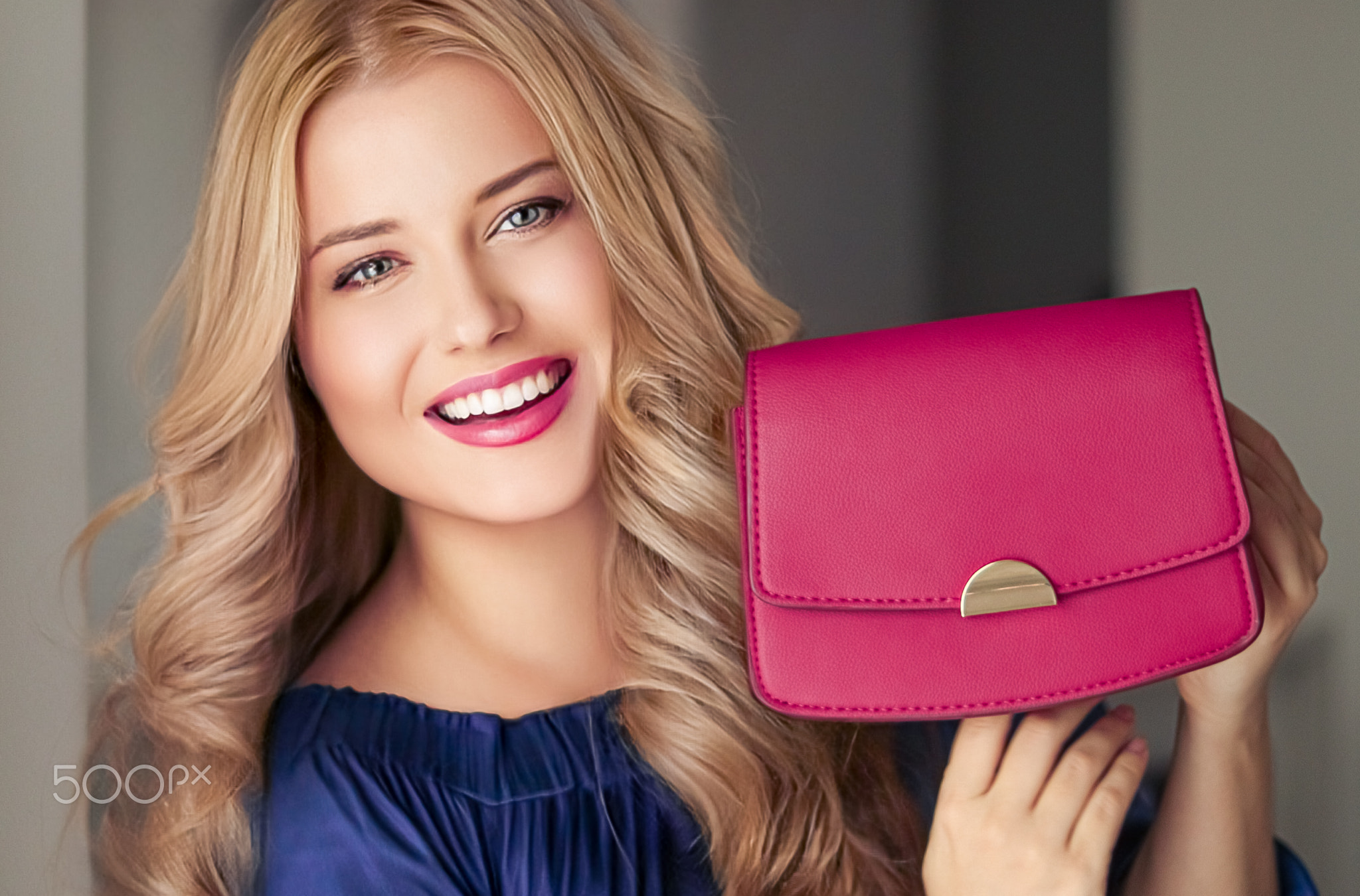 Fashion and accessories, happy beautiful woman holding small pink