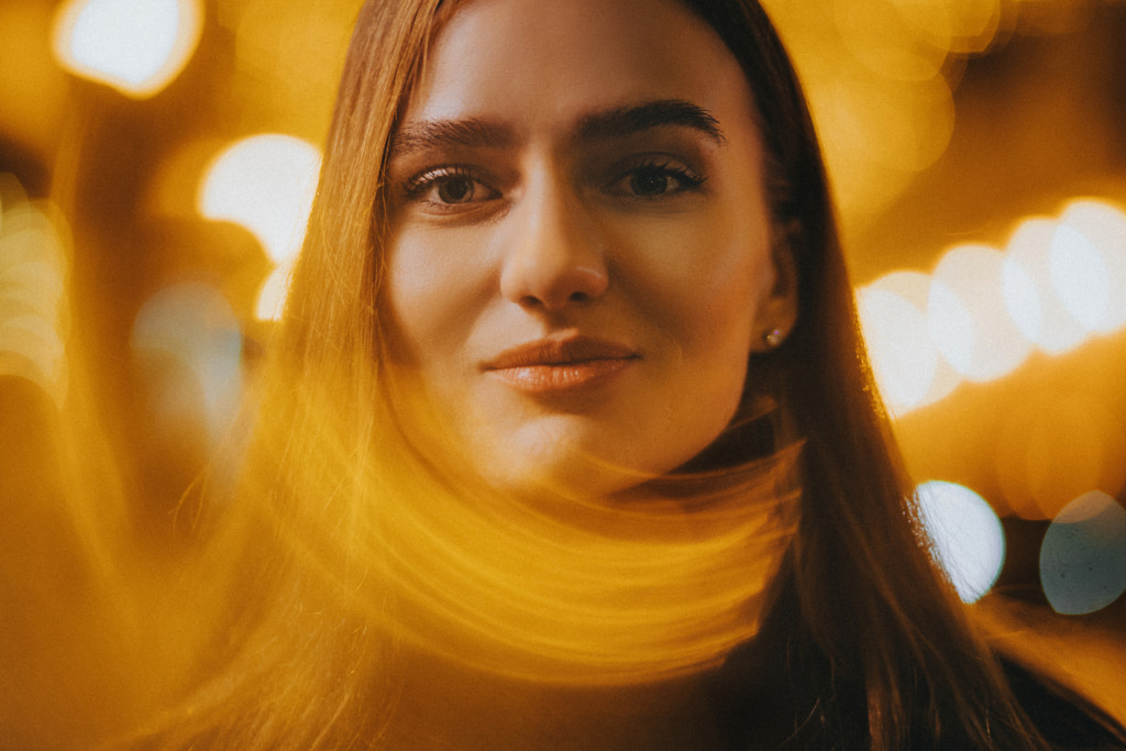 Portrait en gros plan d'une jeune femme souriante par Masha Traskovskaya sur 500px.com