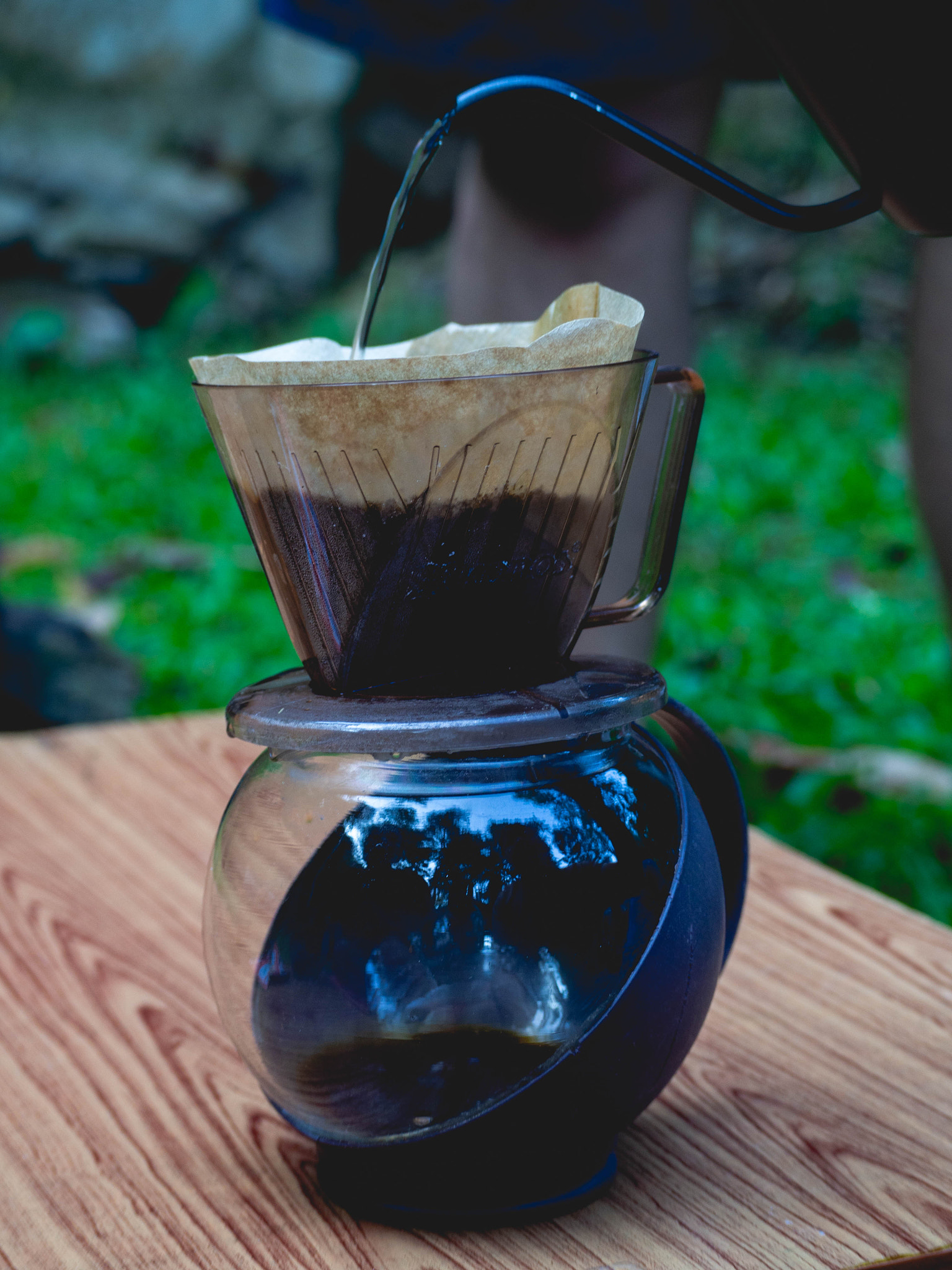 Tools for dripping coffee and dripping coffee
