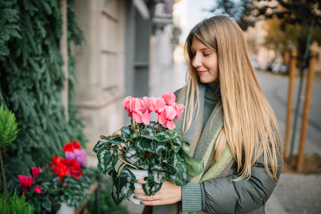Young woman holding flowers by Olha Dobosh on 500px.com