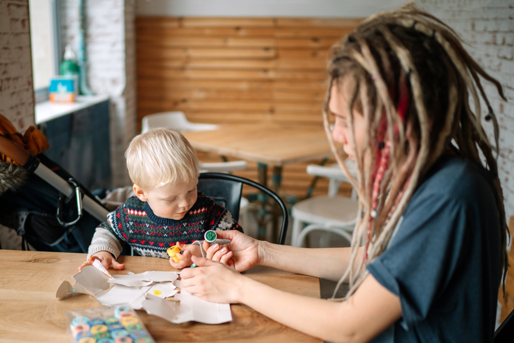 Mother and daughter painting together by Olha Dobosh on 500px.com
