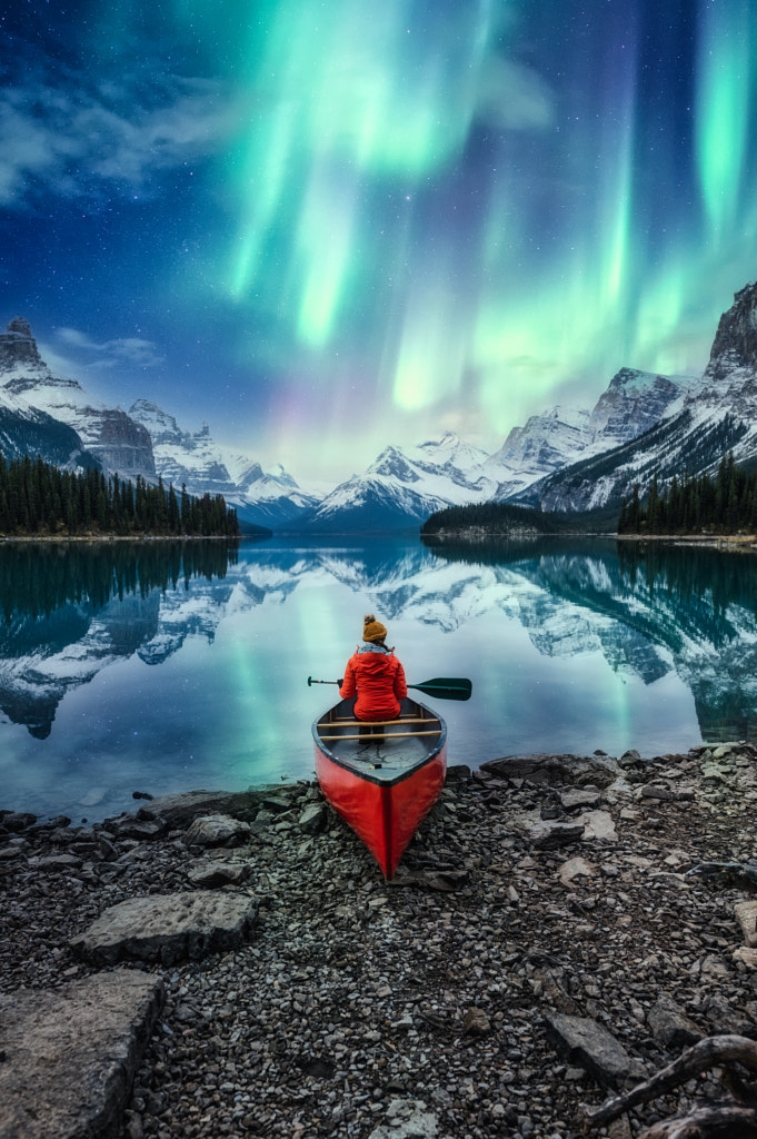 Belle aurore boréale sur Spirit Island avec une voyageuse en canoë au parc national de Jasper par Thanayu Jongwattanasilkul sur 500px.com