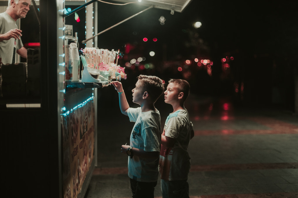 Enfants achetant des beignets par Zorica Nikov sur 500px.com