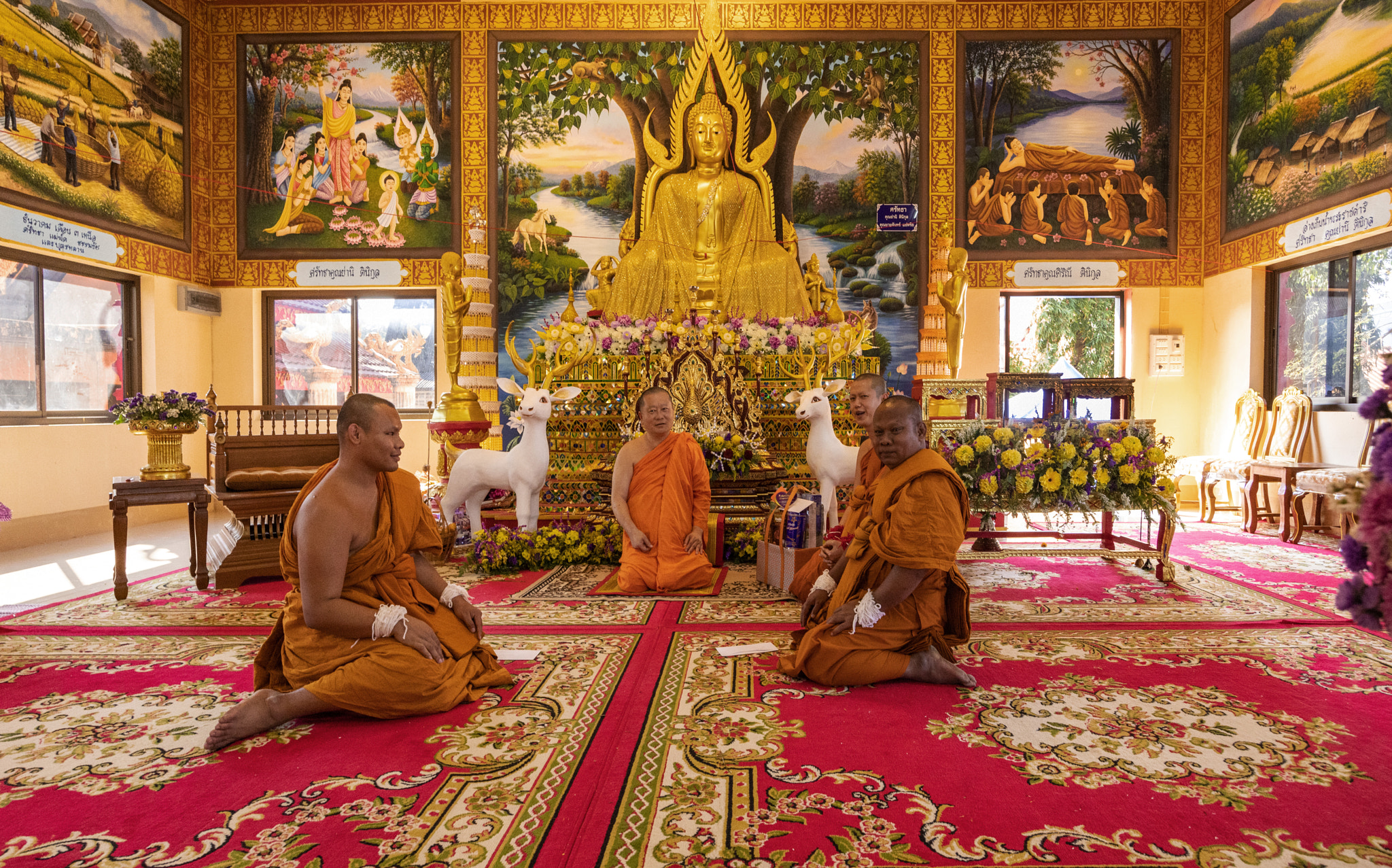 Young couple praying in temple. Le titre est choisi par 500px et sa non intelligence artificielle