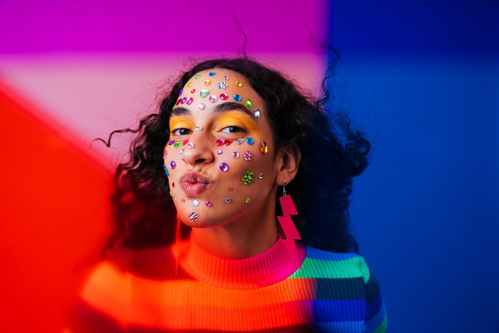 Portrait en studio créatif d'une belle femme hispanique avec diastème par Fabio Formaggio sur 500px.com