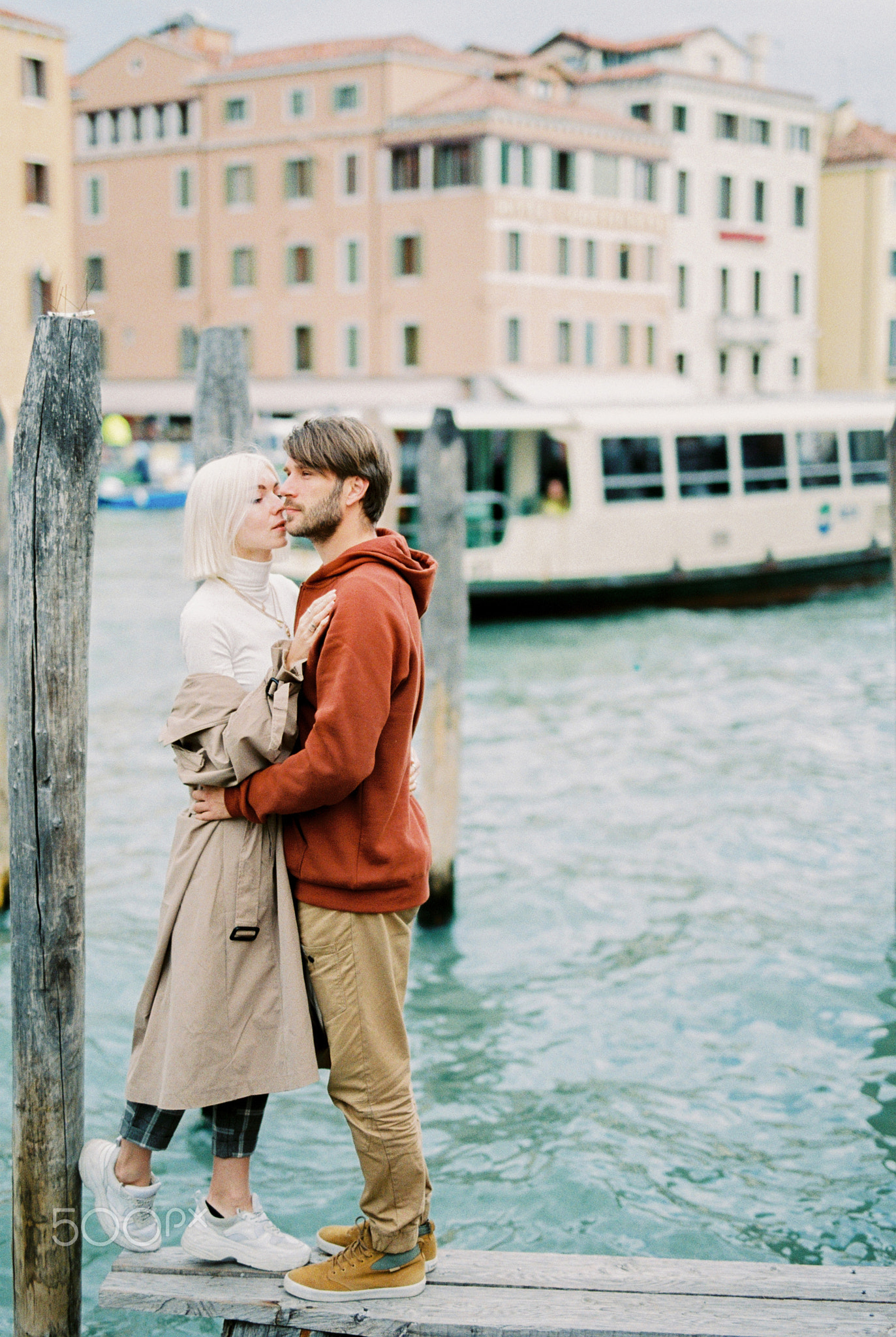 Man hugs woman in front of old houses in Venice by Vladimir Nadtochiy on 500px.com