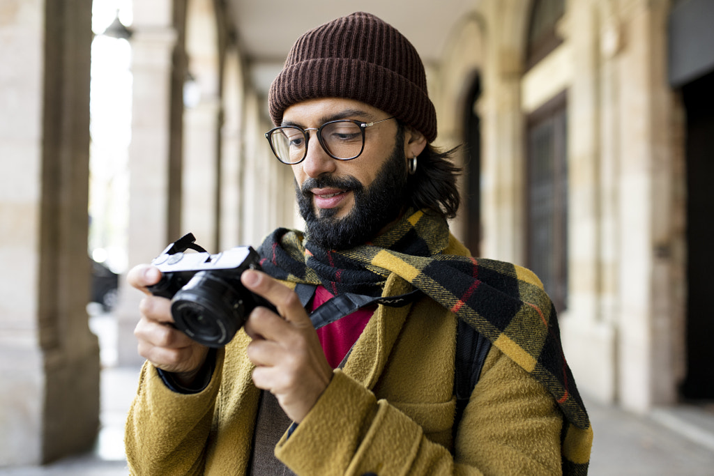 Bel homme voyageant avec un appareil photo dans la vieille ville - Vacances, tourisme par Carles Iturbe sur 500px.com