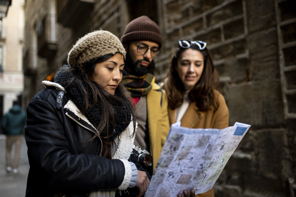 Amis touristes multiraciaux avec une carte dans la ville - Amitié et par Carles Iturbe sur 500px.com