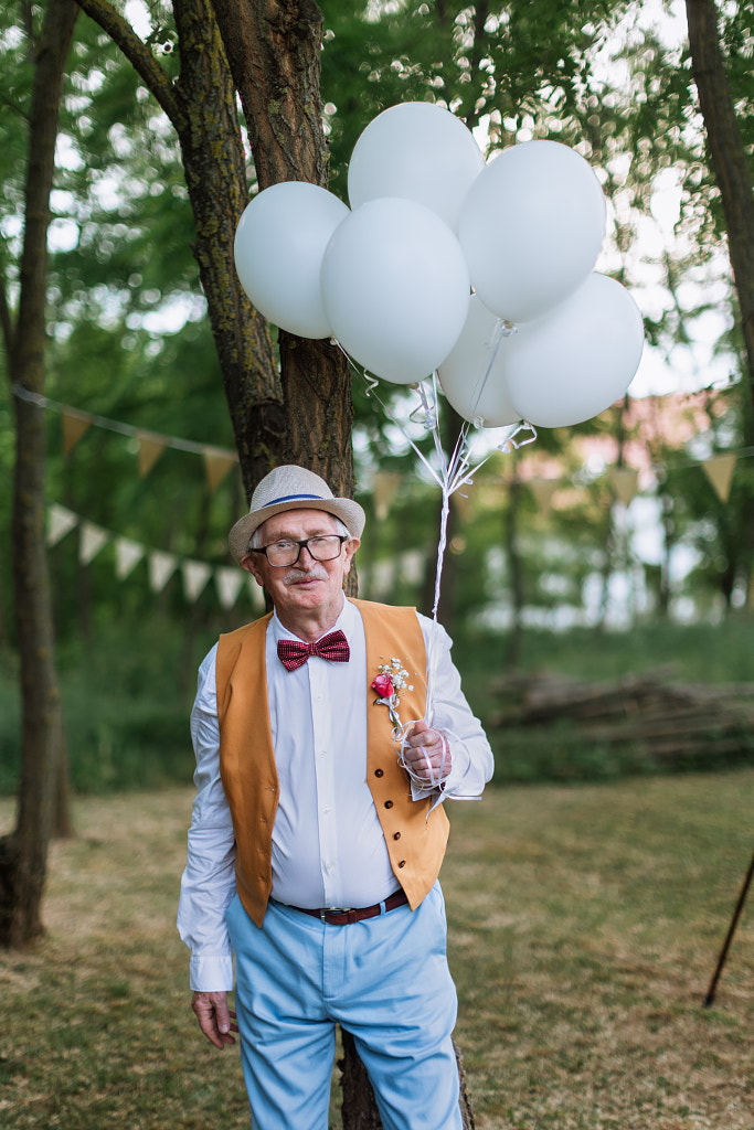 Portrait d'un homme âgé ayant un mariage dans la nature.  de Jozef Polc sur 500px.com