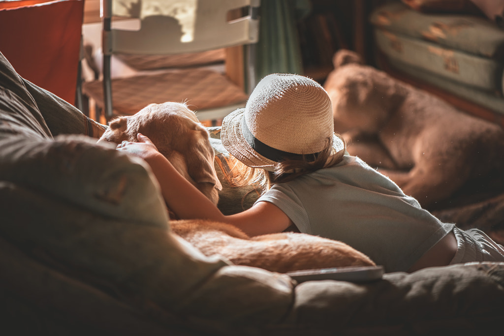 girl in a room with a labrador dog by Olga Ilina on 500px.com