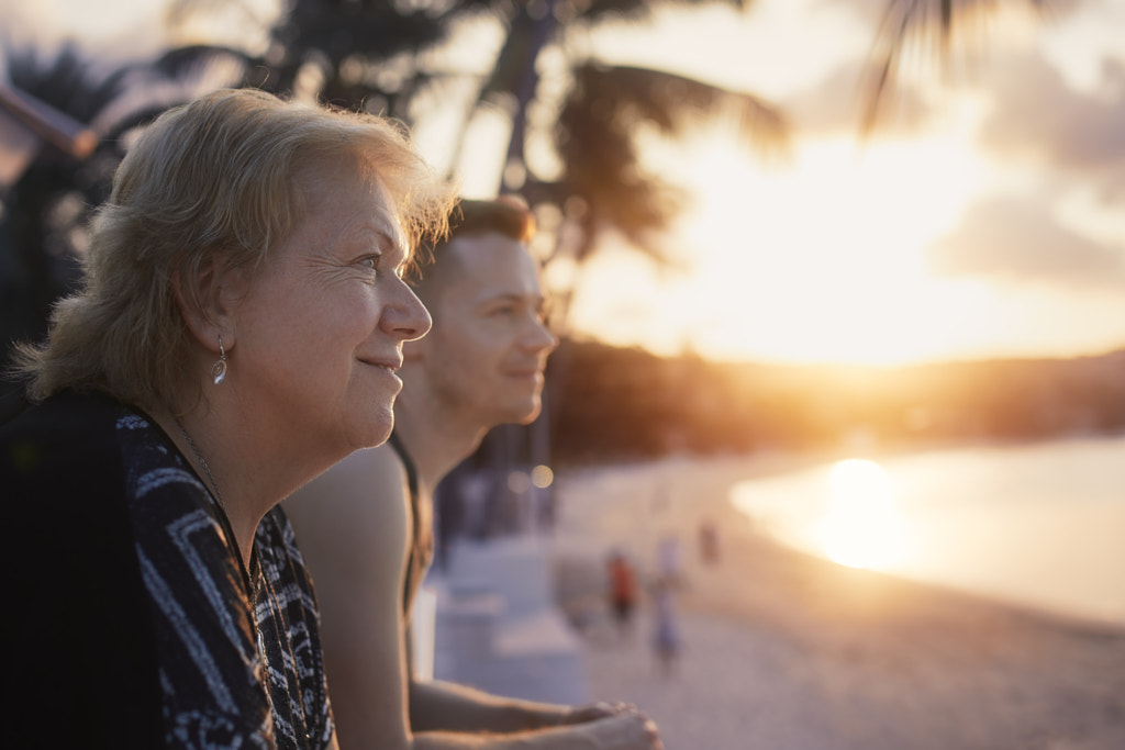 Femme âgée avec son fils adulte regardant la plage par Jaromír Chalabala sur 500px.com