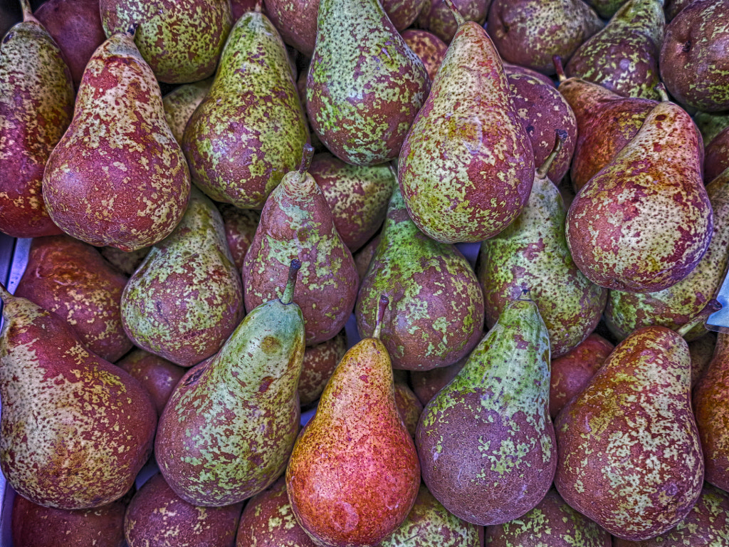 Valencia Pears in the Mercat Central by Winfried Kastner / 500px