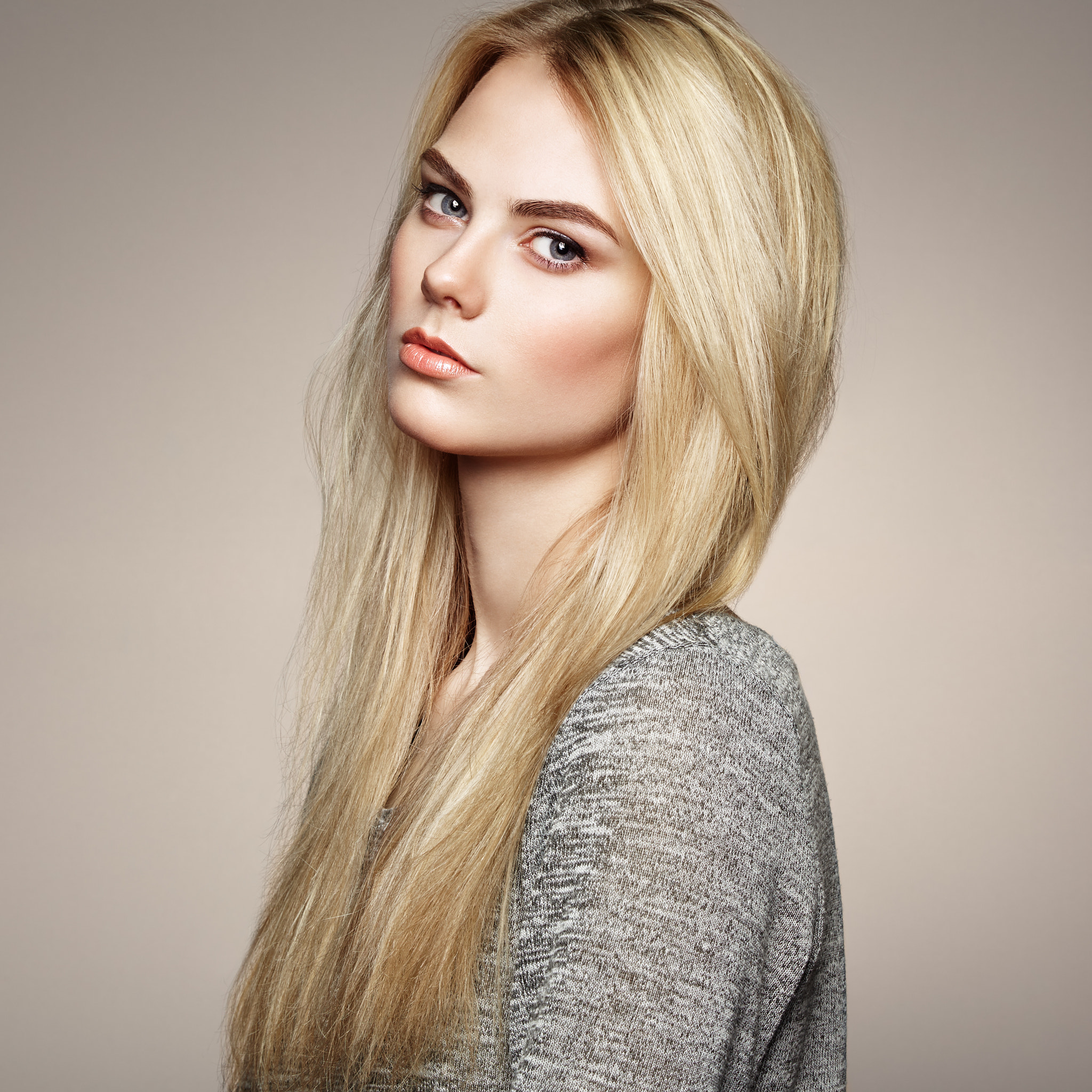 Fashion portrait of elegant woman with magnificent hair