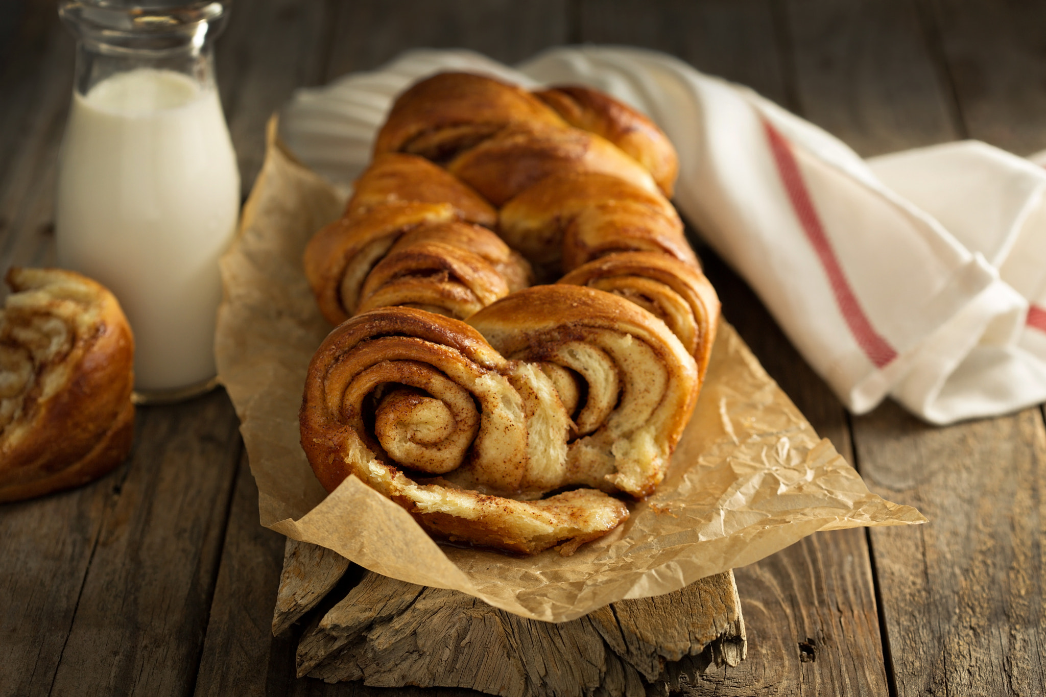 CInnamon rolls pull apart loaf