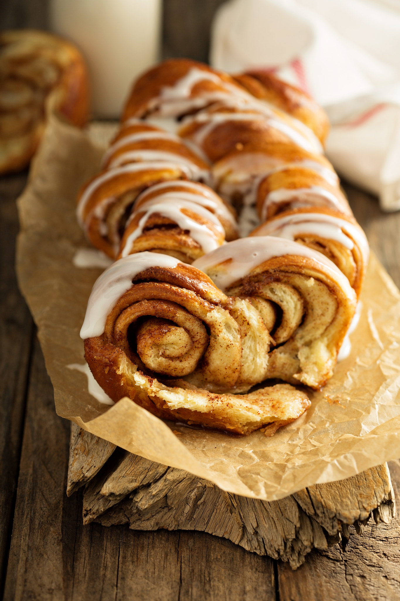 CInnamon rolls pull apart loaf