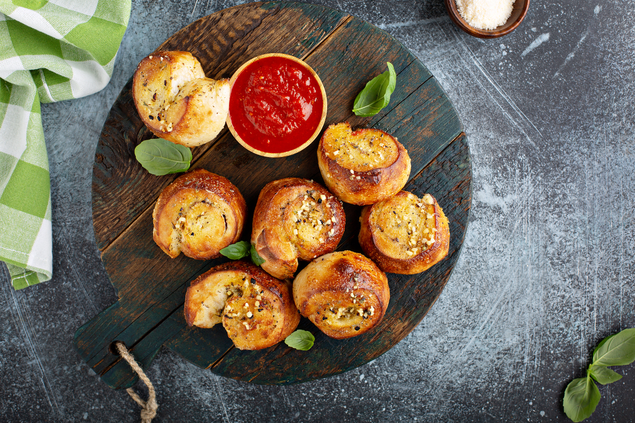 Garlic dinner rolls with marinara sauce