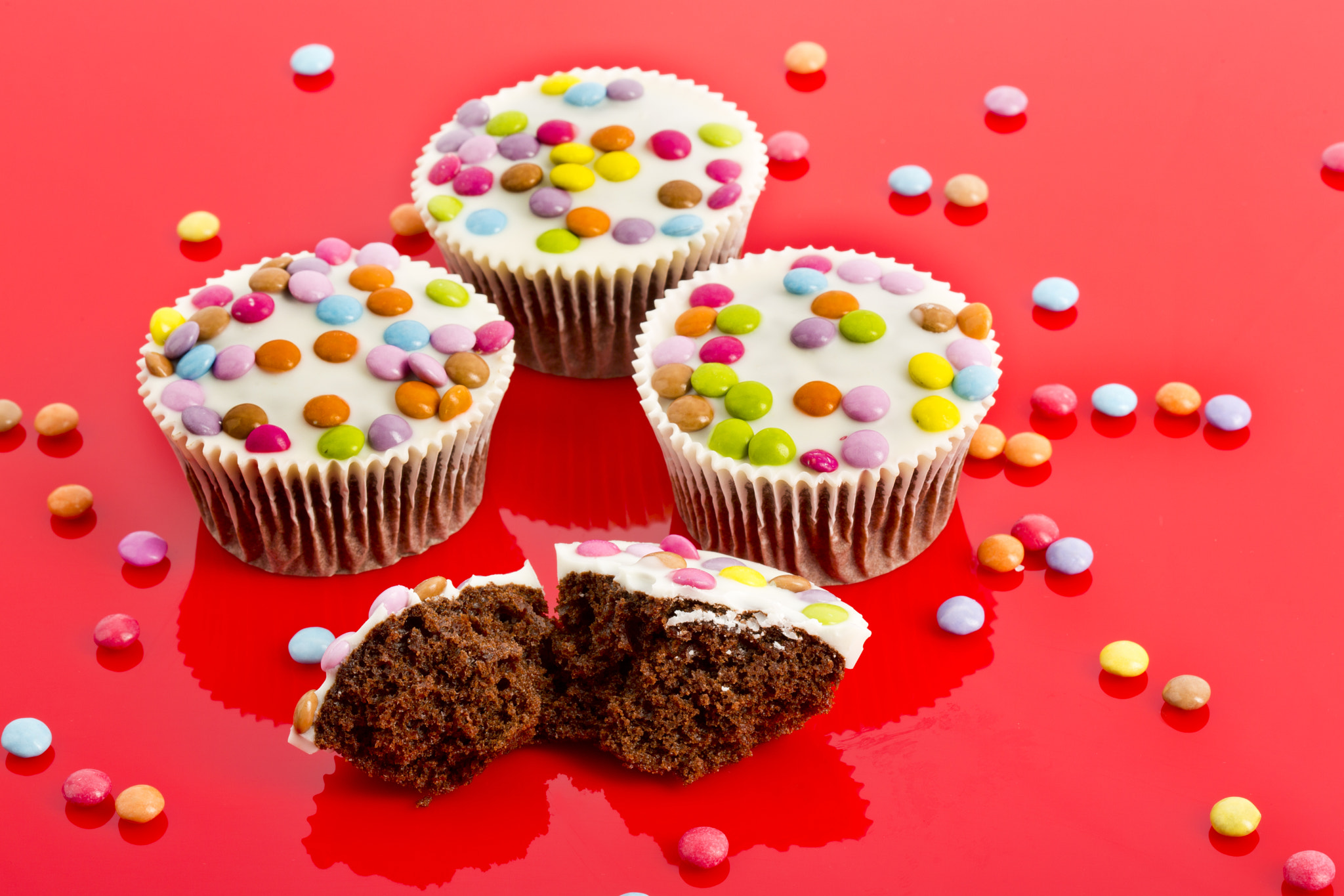 Schokocupcakes mit bunten Schokoladenlinsen, Studio