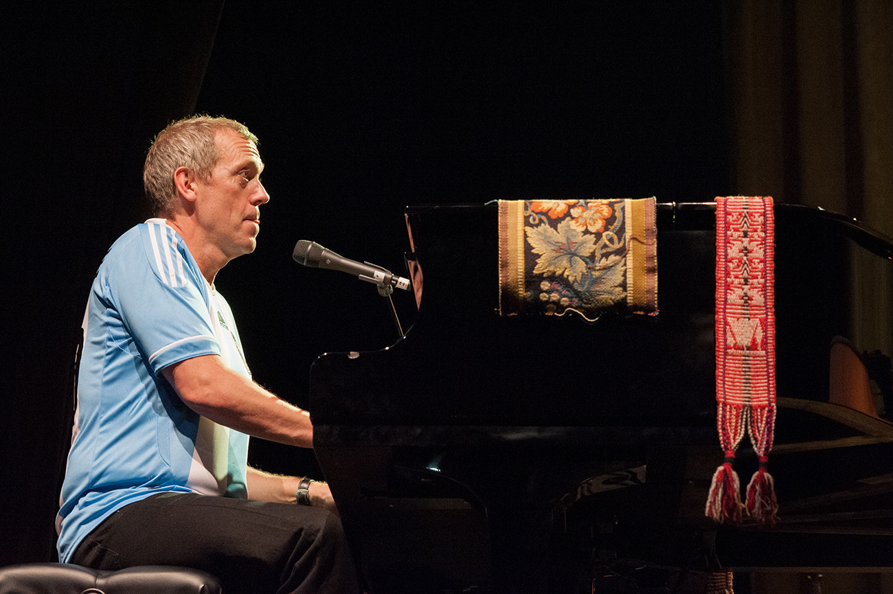 Hugh Laurie playing in Rosario, Argentina.