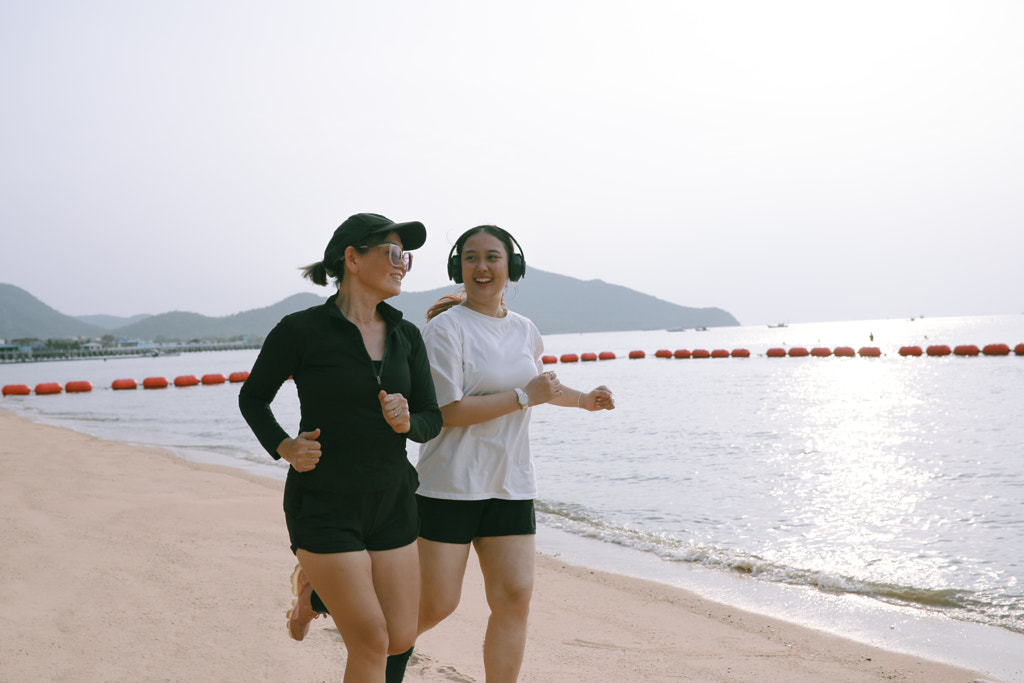 couples femme asiatique courant sur la plage de la mer avec bonheur par suriya silsaksom sur 500px.com