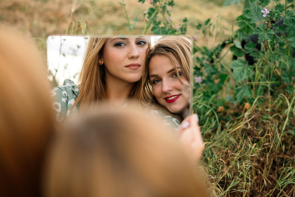 Portrait de jeune femme avec un ami en arrière-plan par Olha Dobosh sur 500px.com
