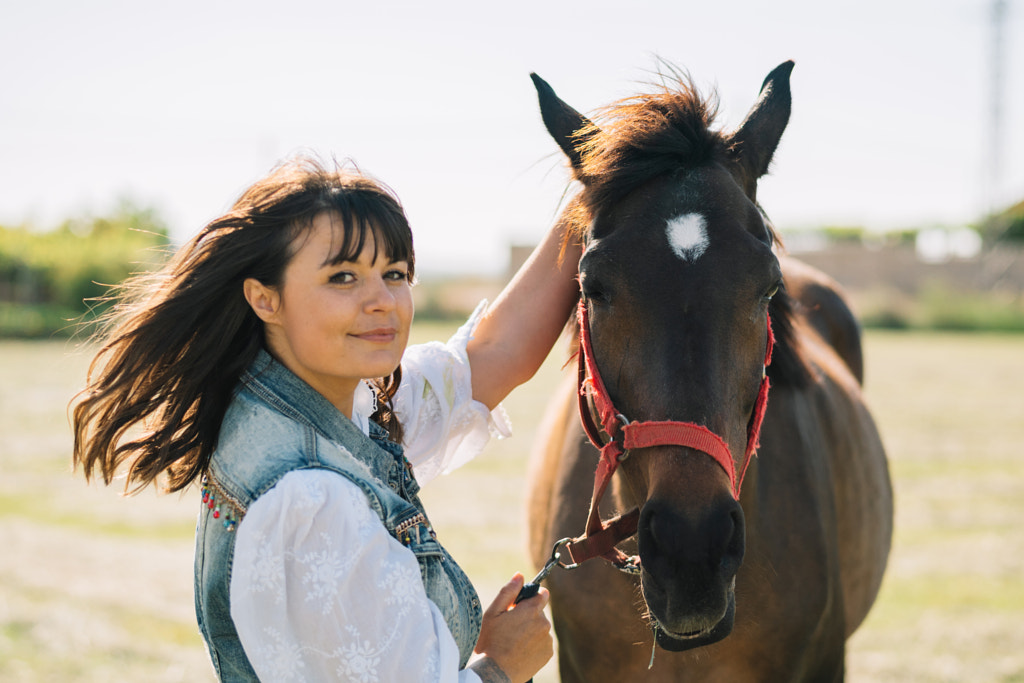 Portrait of smiling woman with horse standing on field par Olha Dobosh sur 500px.com