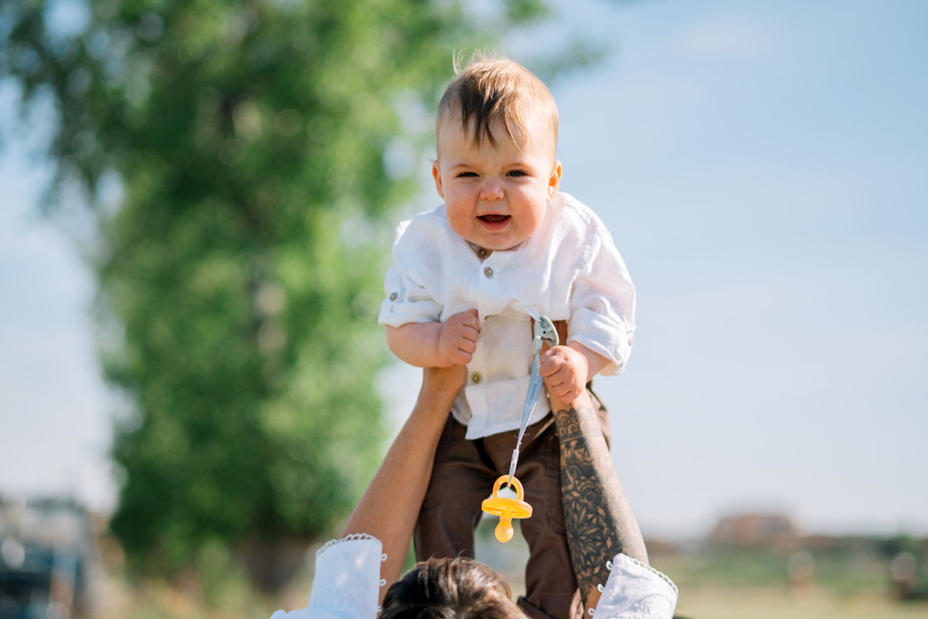 Portrait of happy mother with son on shoulders against sky by Olha Dobosh on 500px.com