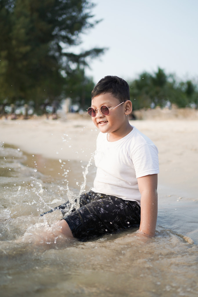 Boy playing in sea by oky prasetya on 500px.com